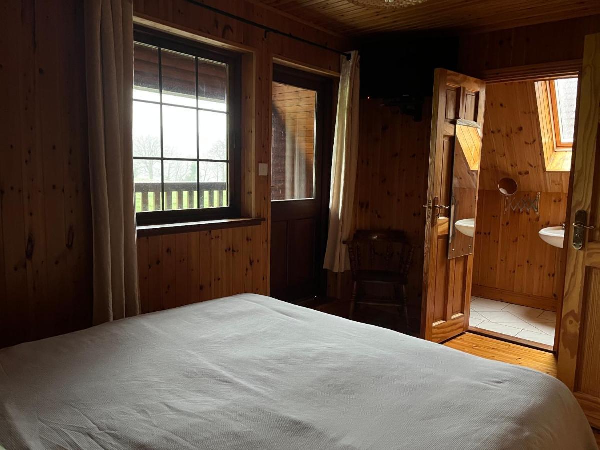 Cosy Lakeside Chalet With Option To Add Private Hot Tub Duneena المظهر الخارجي الصورة